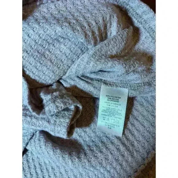 Socialite v neck long sleeve shirt size small perfect for layering in winter - Picture 2 of 6